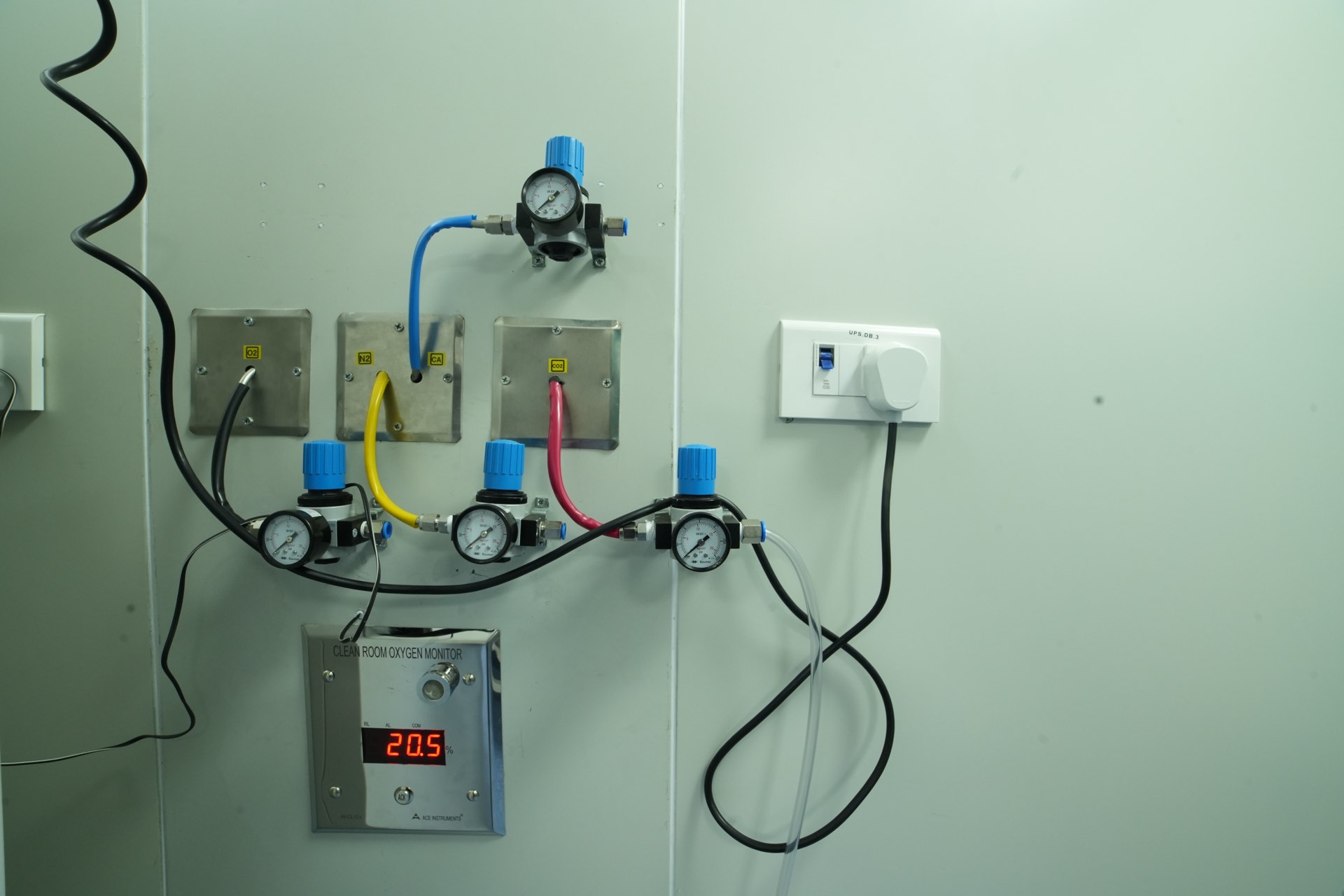 multi-gas service outlets & regulators